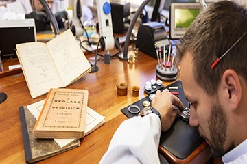 西安卡地亚手表换电池